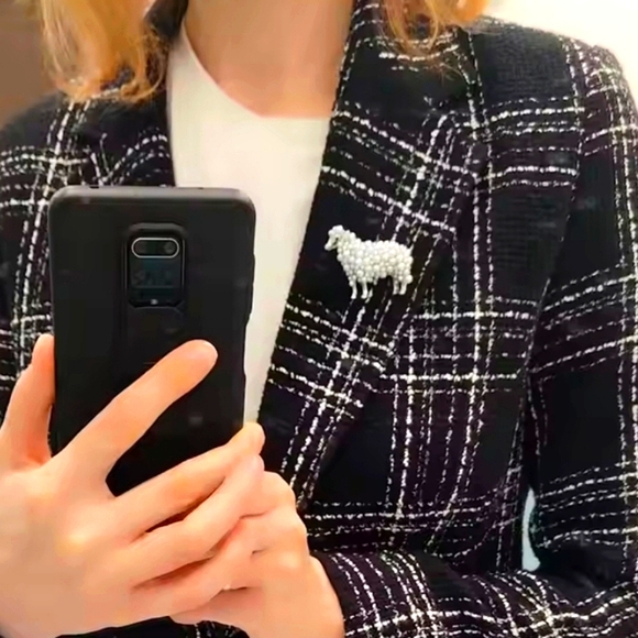 Sheep pin; gold and faux white pearl - Picture 3 of 7